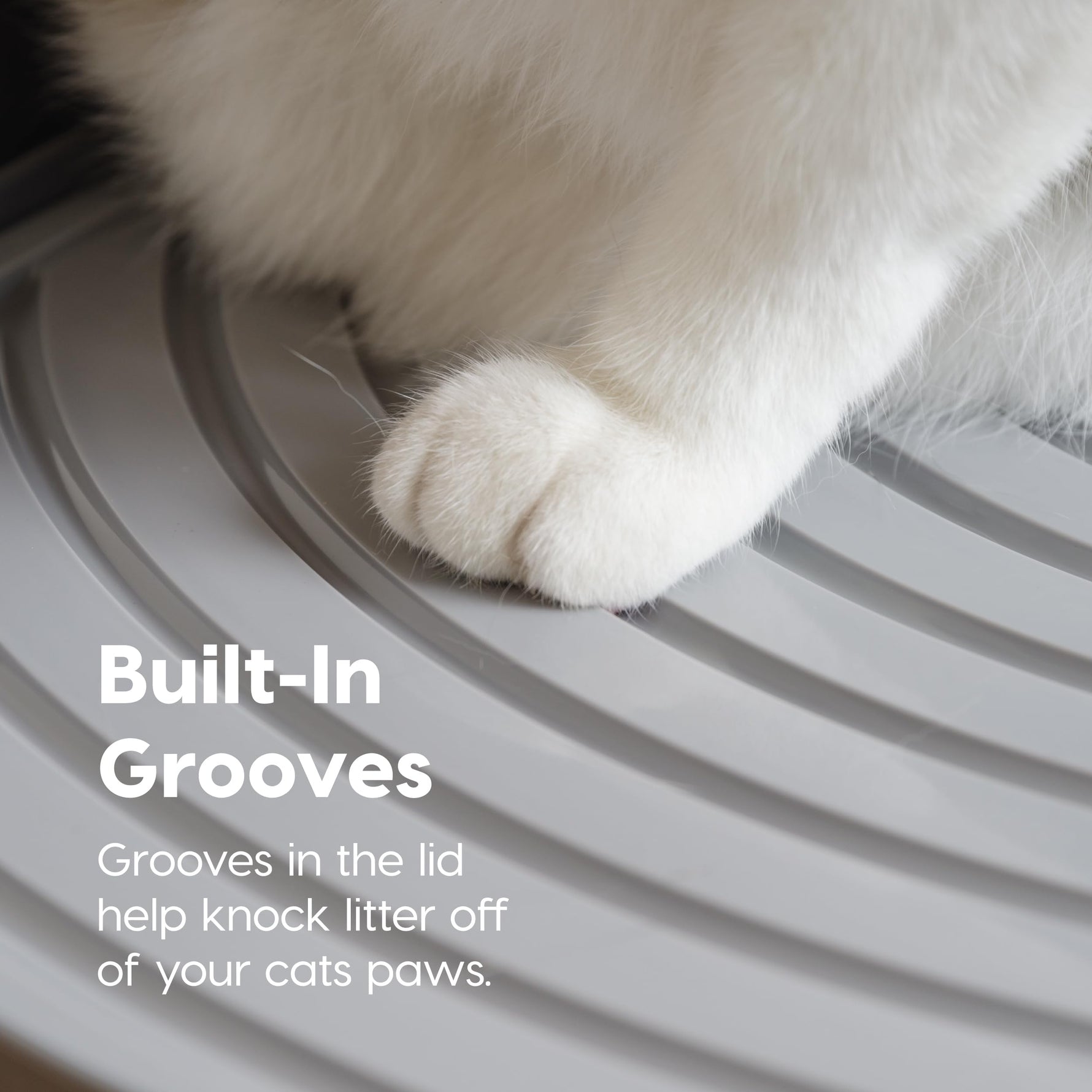 IRIS USA Cat Litter Box Large Top Entry with Lid Enclosed Covered Hooded Design Litter Catching Scatter Shield Pan Dog Proof Pet Proof Scoop Included Odor Control for Indoor Cats Kittens, Black/Gray