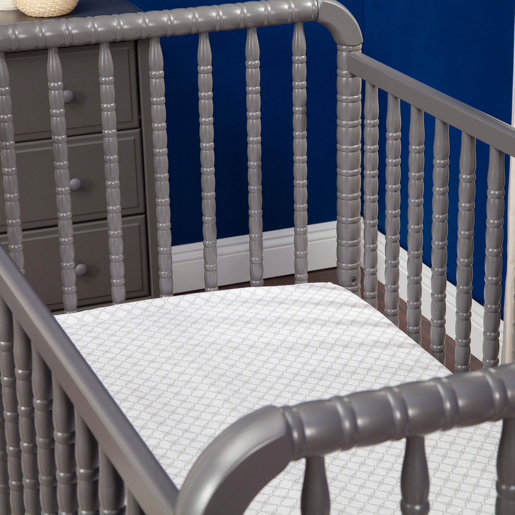 daVinci Jenny Lind 3-in-1 Baby Crib Convertible to Toddler Bed, Daybed - Easy to Assemble - GREENGUARD Gold Certified - 4 Adjustable Mattress Heights, Conversion Kit Sold Separately - White